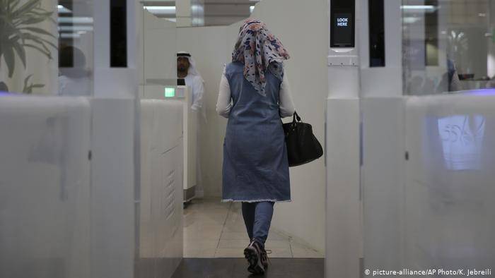 سبب منع سفر فتيات عربيات لدول عربية.. أمني؟ أم مجتمعي؟