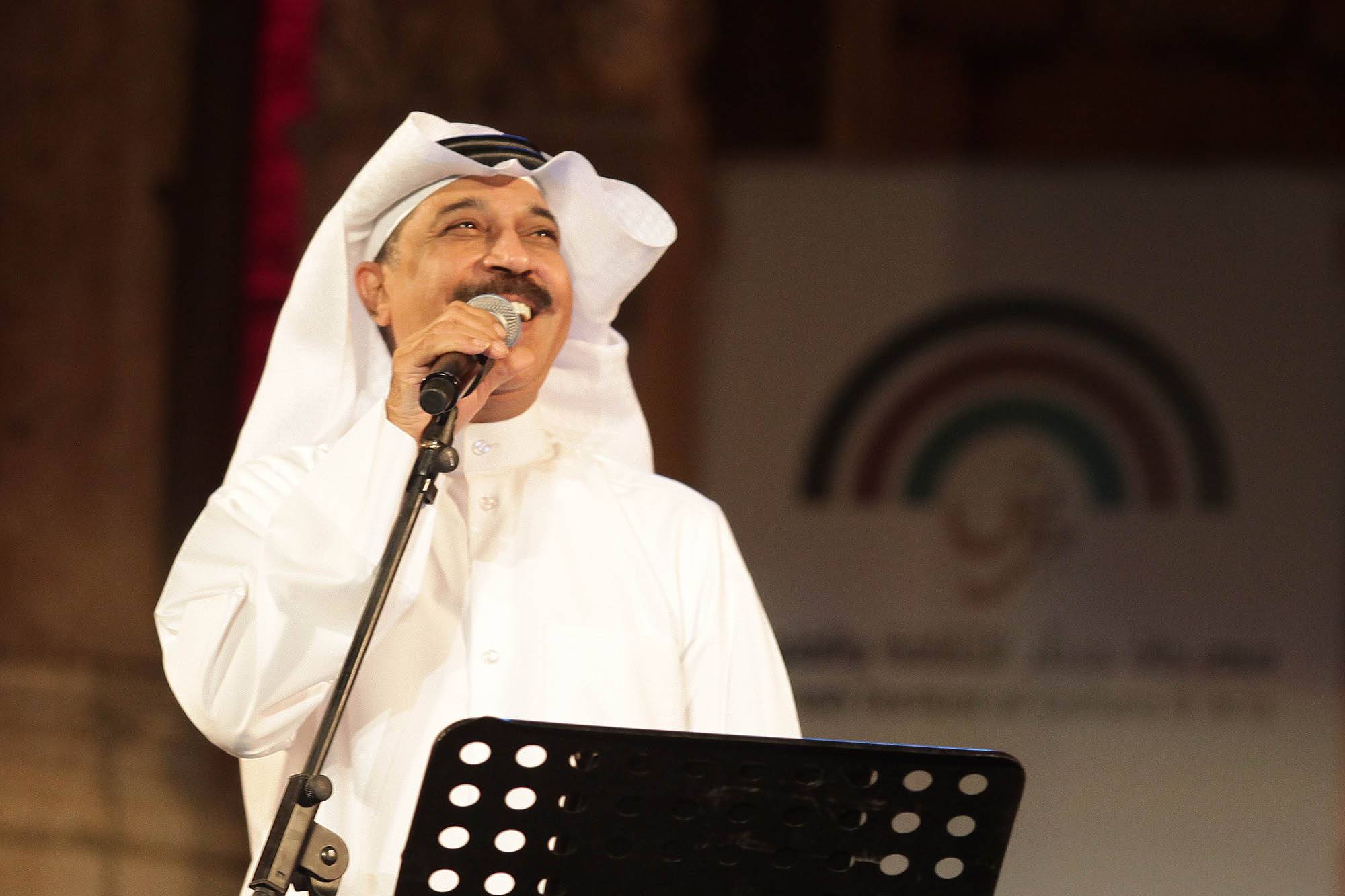 فيديو- لحظة مؤلمة للفنان عبدالله الرويشد وهو يسقط على المسرح