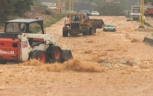 بالصورة:الفيضانات تغرق طريق المعيصرة - نهر إبراهيم!