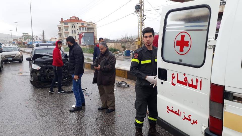 بالصور: جريح اثر حادث سير عند مفترق عنجر