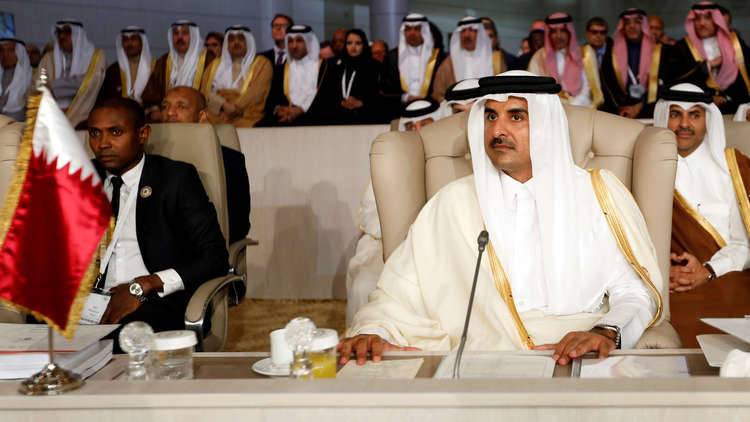 لحظة انسحاب أمير قطر من الجلسة الافتتاحية للقمة العربية في تونس