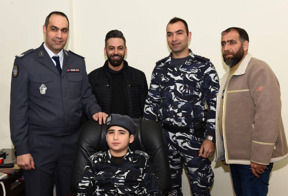 بالفيديو: هكذا امضى الطفل علي يومه كشرطي... محققاً حلماً تمنّاه