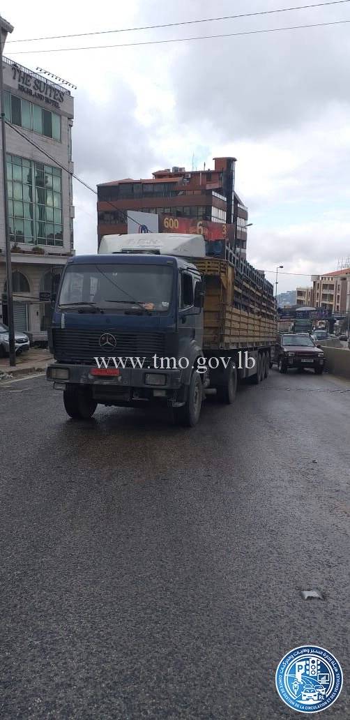 التحكم المروري: رفع الشاحنة التي انزلقت على اوتوستراد عاليه وهذا هو حال السير...