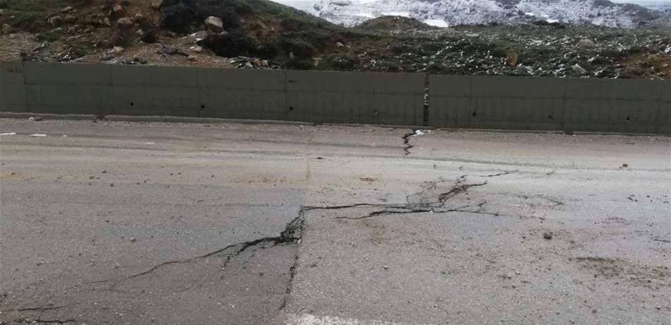 بالصور: تشققات خطيرة على طريق زحلة - ترشيش