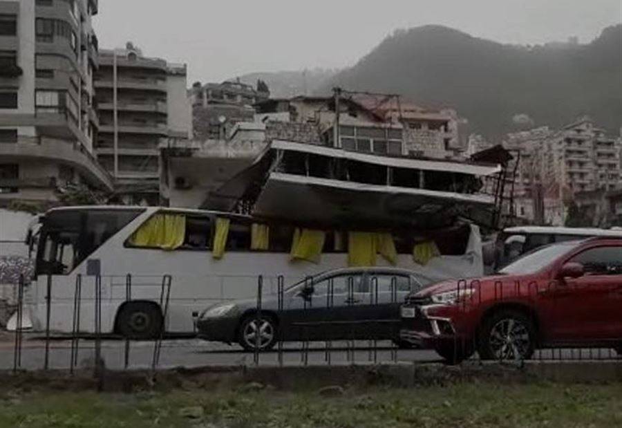 بالصور: سقوط لوحة إعلانية على باص في جونية