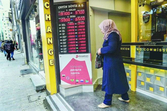 الليرة التركية تهوي 3 % في يوم وانكماش الاقتصاد يتعمق