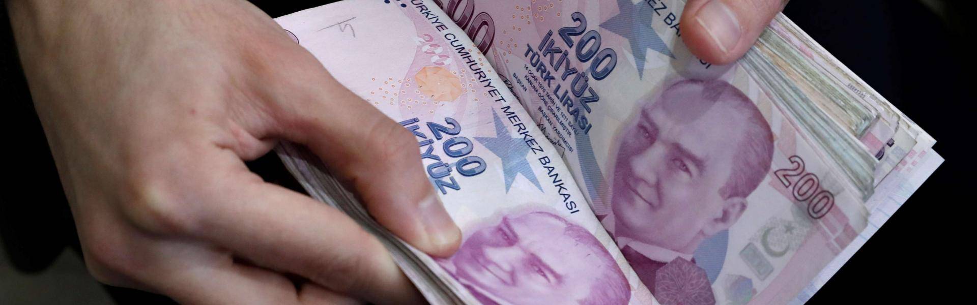 الليرة تعاني تحت ضغط تصاعد النزاع مع واشنطن