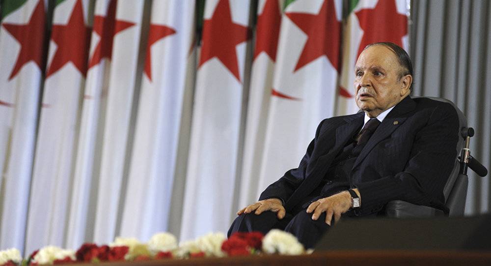 بالفيديو- لحظة تقديم بوتفليقة استقالته.. كيف بدا؟