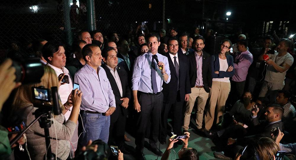 بعد أن بات بلا حصانة... غوايدو متخوّف من...