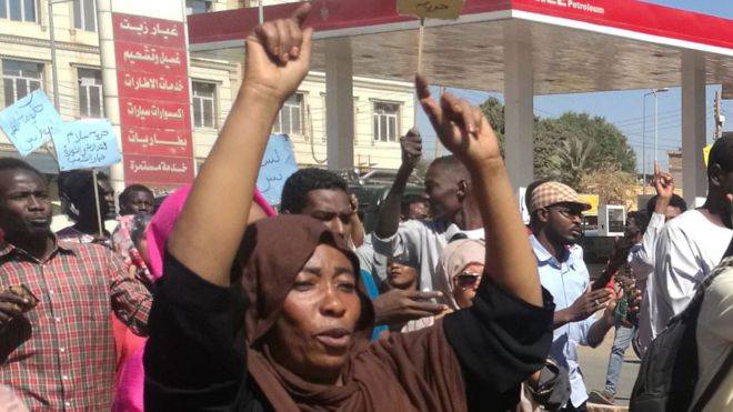"لسنا عاملات نظافة".. لماذا غضبت المتظاهرات السودانيات من الرجال؟