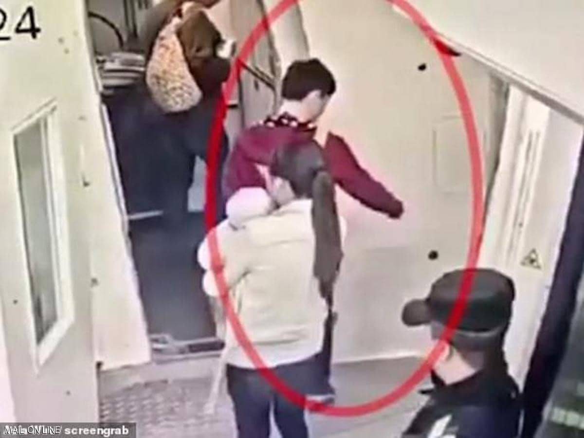 لماذا يفعل ذلك؟ صورة ترصد جنون راكب كاد "يدمر طائرة"