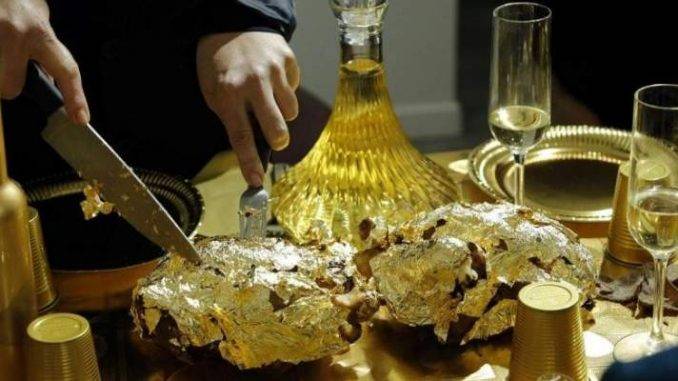 شاهدوا فنانة شهيرة تقدم عشاء مغطساً بالذهب.. وتتعرض لانتقادات واسعة
