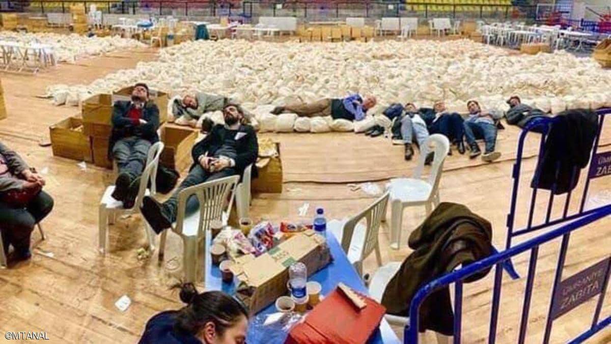 صورة تكتسح تركيا.. معارضون ينامون بجانب صناديق الاقتراع