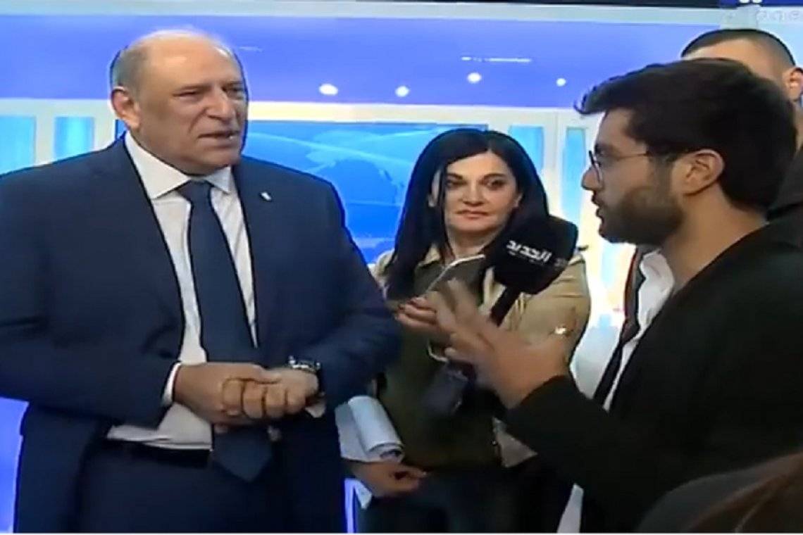 بالفيديو: مرافق وزير الاعلام يتعرّض لمراسل الجديد