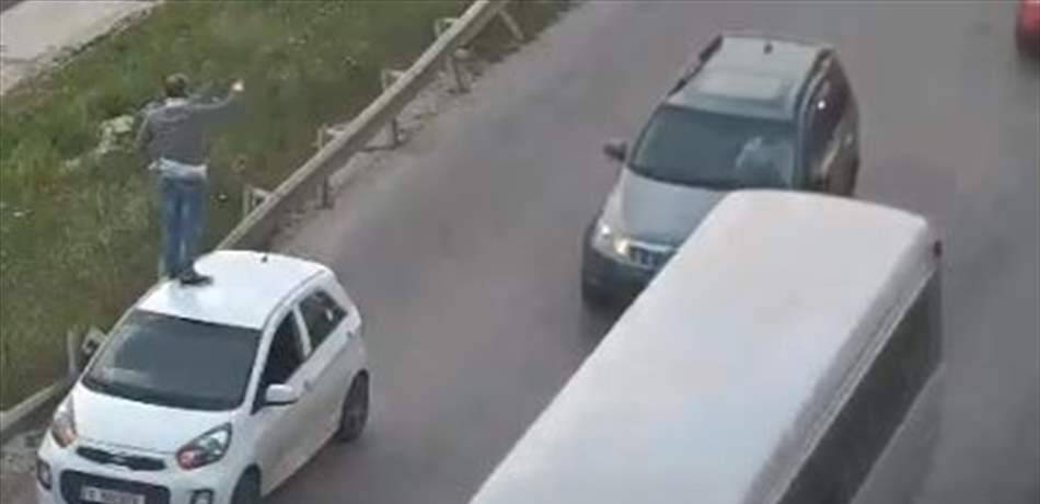 ماذا يفعل هذا المواطن على سقف سيّارته؟! (فيديو)