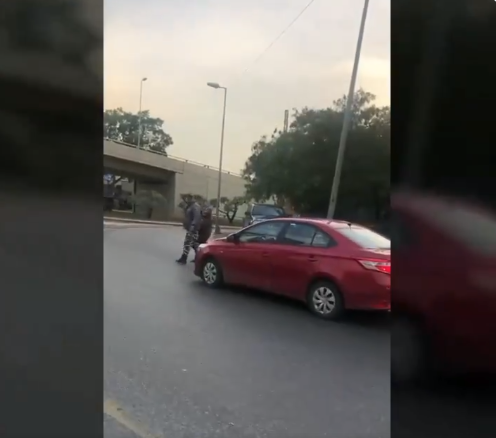 بالفيديو: شرطي سير يعكس الوجه الإنساني للقوى الأمنية...هذا ما فعله مع رجل من ذوي الإرادة الصلبة
