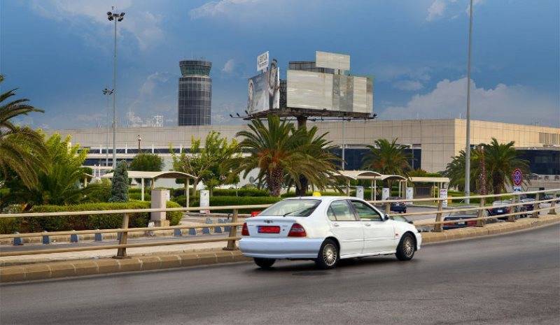 تعليق العمل بالقرار بخصوص وصول سيارات التاكسي إلى حرم المطار