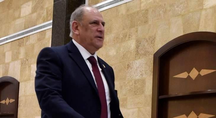 الجراح قبيل دخوله مجلس الوزراء: انا مع تخفيض رواتب الوزراء والنواب