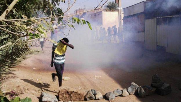 خبر عاجل وخطير من السودان
الرئيس السوداني البشير في خطر وقد يسقط
آلاف المحتجين يحتشدون لأول مرة أمام مقر قيادة الجيش