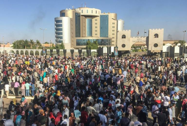 المتظاهرون في السودان يدعون الجيش إلى دعمهم