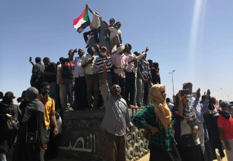 تفريق متظاهرين احتشدوا أمام القيادة العامة للجيش في الخرطوم