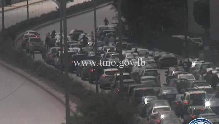 حركة المرور كثيفة على اوتوستراد الرئيس لحود بسبب تجمع عدد من سيارات الاجرة