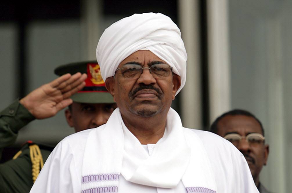 خبر عاجل وخطير من السودان:
الجيش السوداني يتصدى لقوات الأمن السودانية
التي هاجمت المتظاهرين أمام وزارة الدفاع