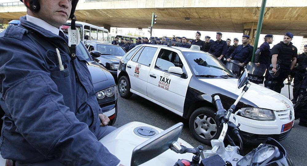 بالفيديو... لحظة دهس سائق فان لعنصرين من قوى الامن