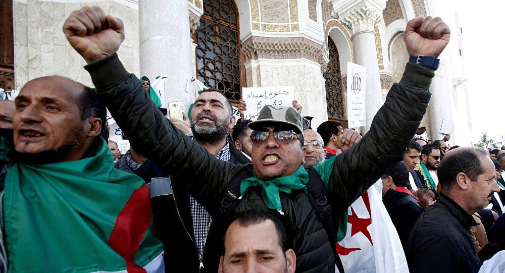 صحيفة حكومية تلمح إلى احتمال استبعاد "الباء الأولى" من المرحلة الانتقالية بالجزائر