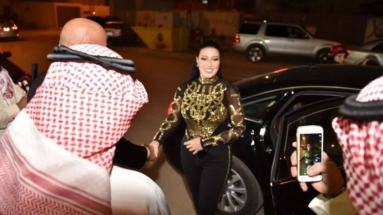 غضب في السعودية بعد إهداء "ختم الرسول" للفنانة المصرية سمية الخشاب (صور وفيديو)