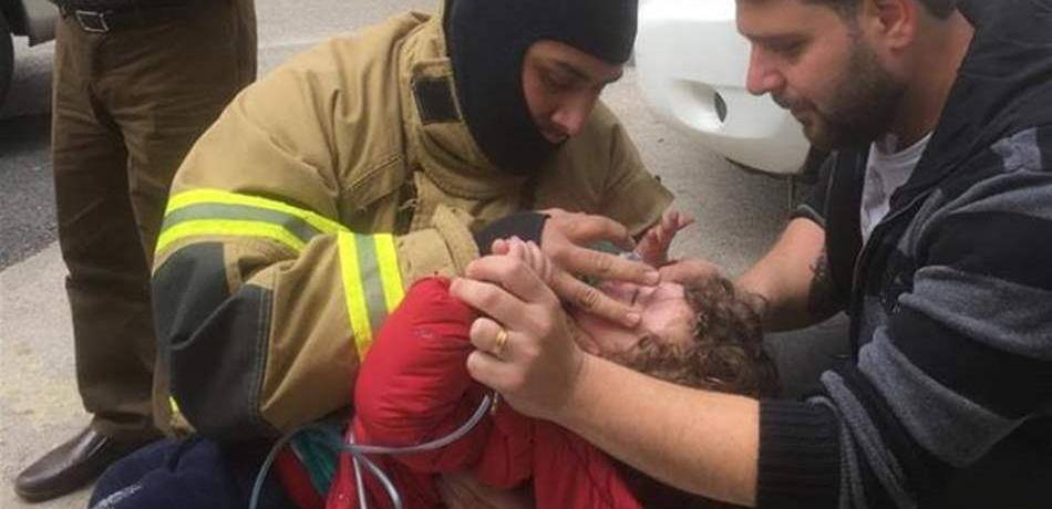 طفلة احتجزت في سيّارة والدتها..وهكذا تمّ انقاذها