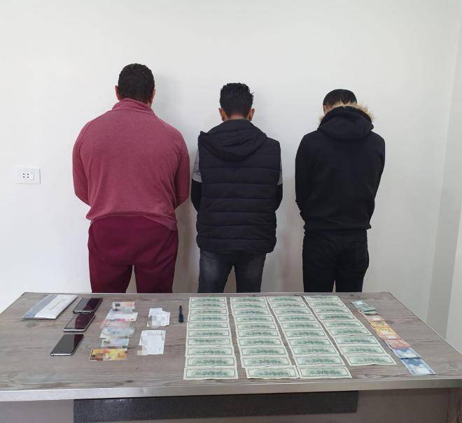 بالجرم المشهود شعبة المعلومات تلقي القبض على عصابة ترويج عملة مزيفة في منطقتي الأوزاعي والجناح