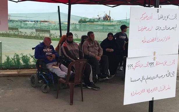 إعتصام لعدد من ذوي الإحتياجات في الميناء