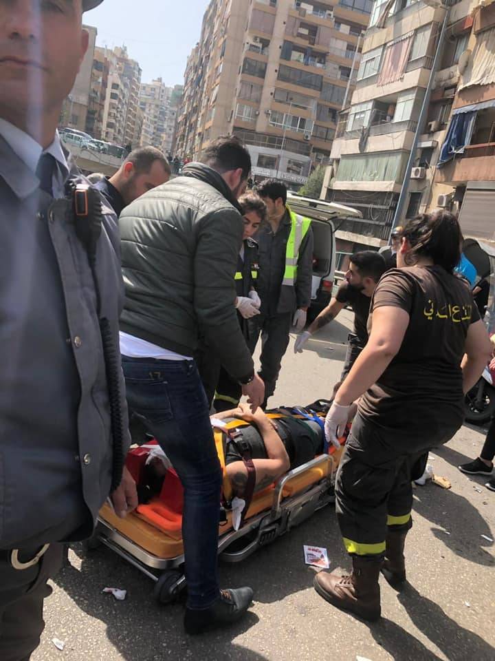 بالصور: اصطدام سيارة بدراجة نارية على جسر البسطة
