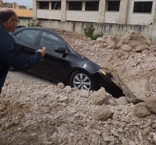 بالصورة: انهيار للتربة بالقرب من ثانوية الشهيد فحص في تول