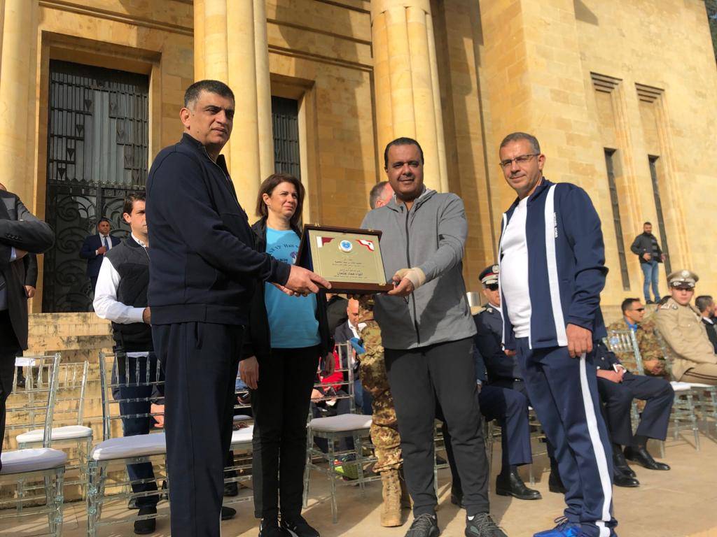 بالصور: تبادل الدروع بين خالد العطية والوزيرة الحسن