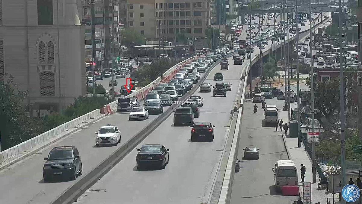 مركبة معطلة تتسبب بزحمة سير على جسر الكولا