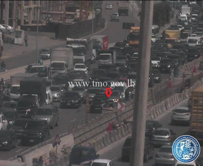 تصادم على اوتوستراد جل الديب يسبب زحمة سير خانقة