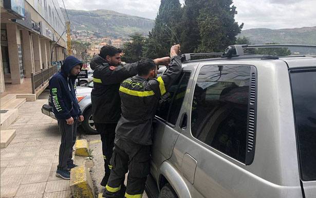 طفلة احتُجزت بسيّارة والدتها..

هكذا تمّ إنقاذها !