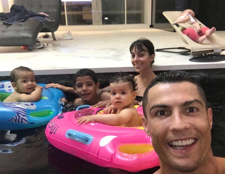 "فرخ البط عوام".. هذا ما فعله إبن رونالدو (فيديو)