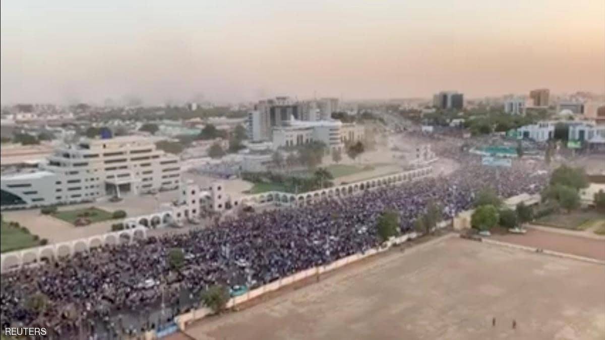 الأمن السوداني يطلق الرصاص وتدفق للمحتجين