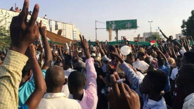جديد السودان: الداخلية تؤكد حماية المتظاهرين وتدعو إلى انتقال سلمي للسلطة