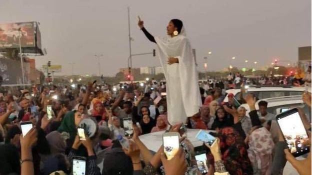 "المقاومة امرأة": المرأة التي وصفت بـ"تمثال الحرية" في مظاهرات السودان