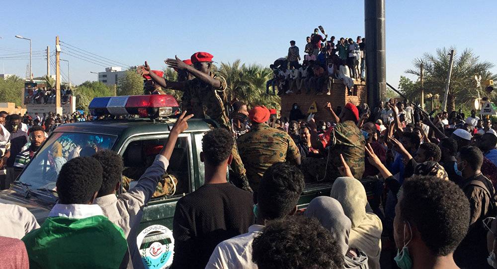 مفاجأت في السودان: ضباط وعسكريون ينضمون إلى المتظاهرين
