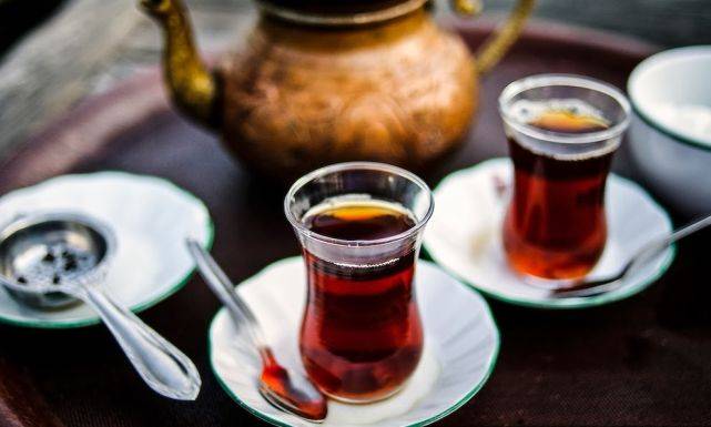 هل يعد شرب الشاي بعد الأكل أمراً صحياً؟ لمعرفة الإجابة اقرأوا هذا الخبر!