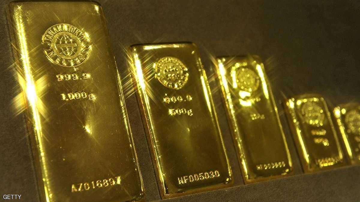 الذهب يرتفع مع تراجع الدولار بعد بيانات أميركية ضعيفة