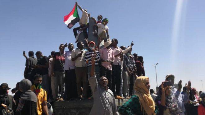 بعد الجزائر..هل يصل "الربيع العربي" إلى السودان؟
