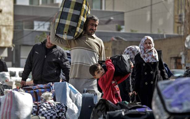 دفعة جديدة من النازحين تعود الى سوريا بمواكبة الجيش والصليب الأحمر