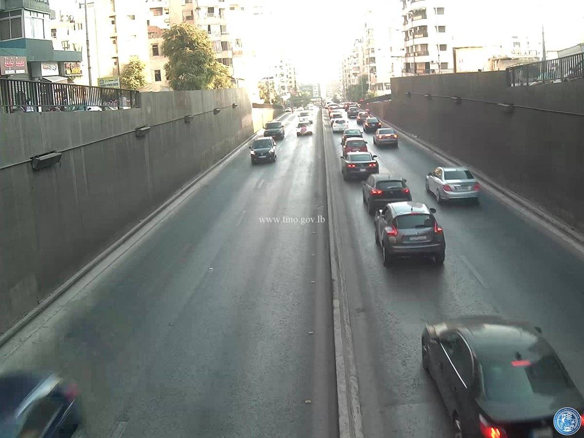 زحمة سير خانقة في نفق سليم سلام والسبب شاحنة معطلة
