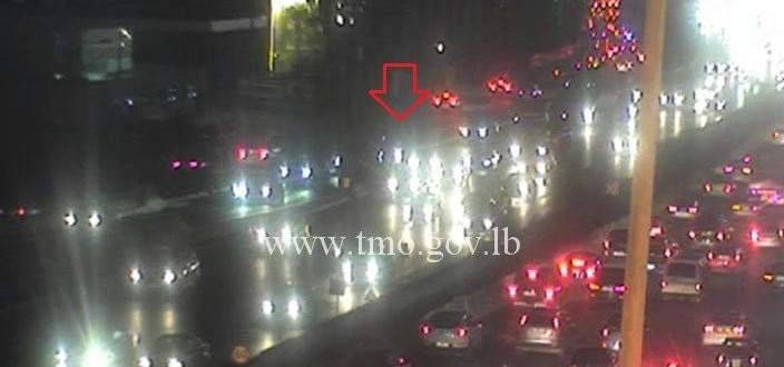 اصطدام سيارة بالفاصل الوسطي على اوتوستراد جل الديب المسلك الغربي
